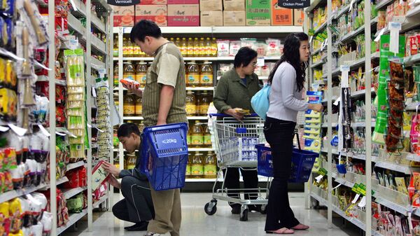 Chinese customers shop at one of the Chinese outlets of the U.S.-based Wal-Mart stores in Beijing, China Thursday Oct. 12, 2006 - Sputnik International