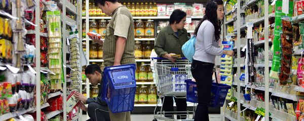Chinese customers shop at one of the Chinese outlets of the U.S.-based Wal-Mart stores in Beijing, China Thursday Oct. 12, 2006 - Sputnik International
