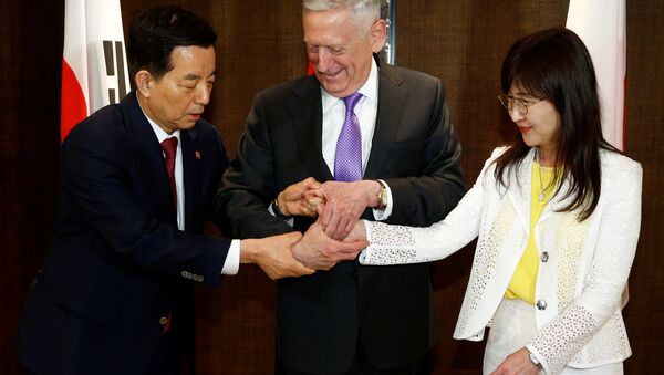 South Korea's Defence Minister Han Min-koo shows U.S. Secretary of Defense James Mattis and Japan's Defence Minister Tomomi Inada how to do a handshake during a trilateral meeting on the sidelines of the 16th IISS Shangri-La Dialogue in Singapore June 3, 2017 - Sputnik International