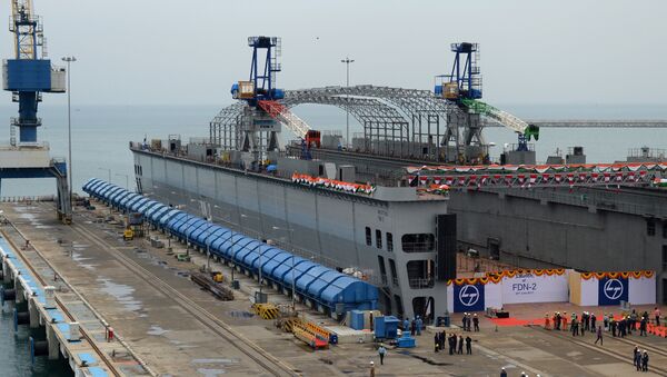 Indian workers stand alongside the FDN-2 Indian Navy floating dock as it is launched at a shipyard in Chennai on June 20, 201 - Sputnik International