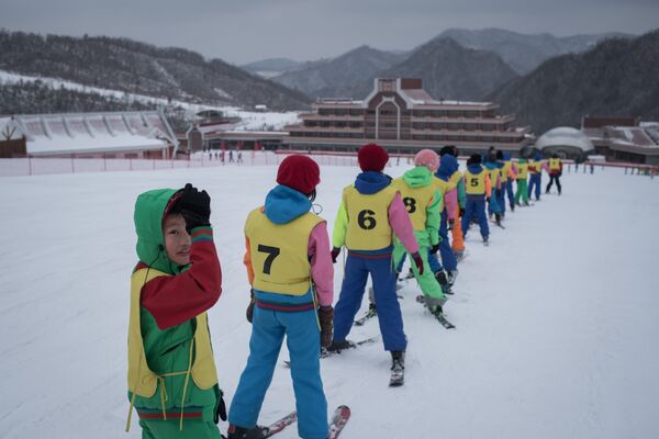 This photo taken on February 19, 2017 shows members of a 'ski camp' at the Masikryong ski resort, near North Korea's east coast port city of Wonsan. This photo taken on February 19, 2017 shows members of a 'ski camp' at the Masikryong ski resort, near North Korea's east coast port city of Wonsan. - Sputnik International
