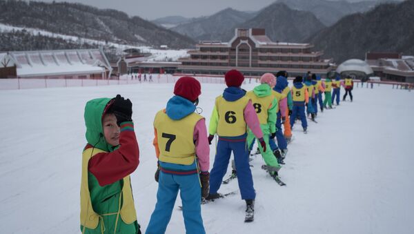 This photo taken on February 19, 2017 shows members of a 'ski camp' at the Masikryong ski resort, near North Korea's east coast port city of Wonsan. - Sputnik International