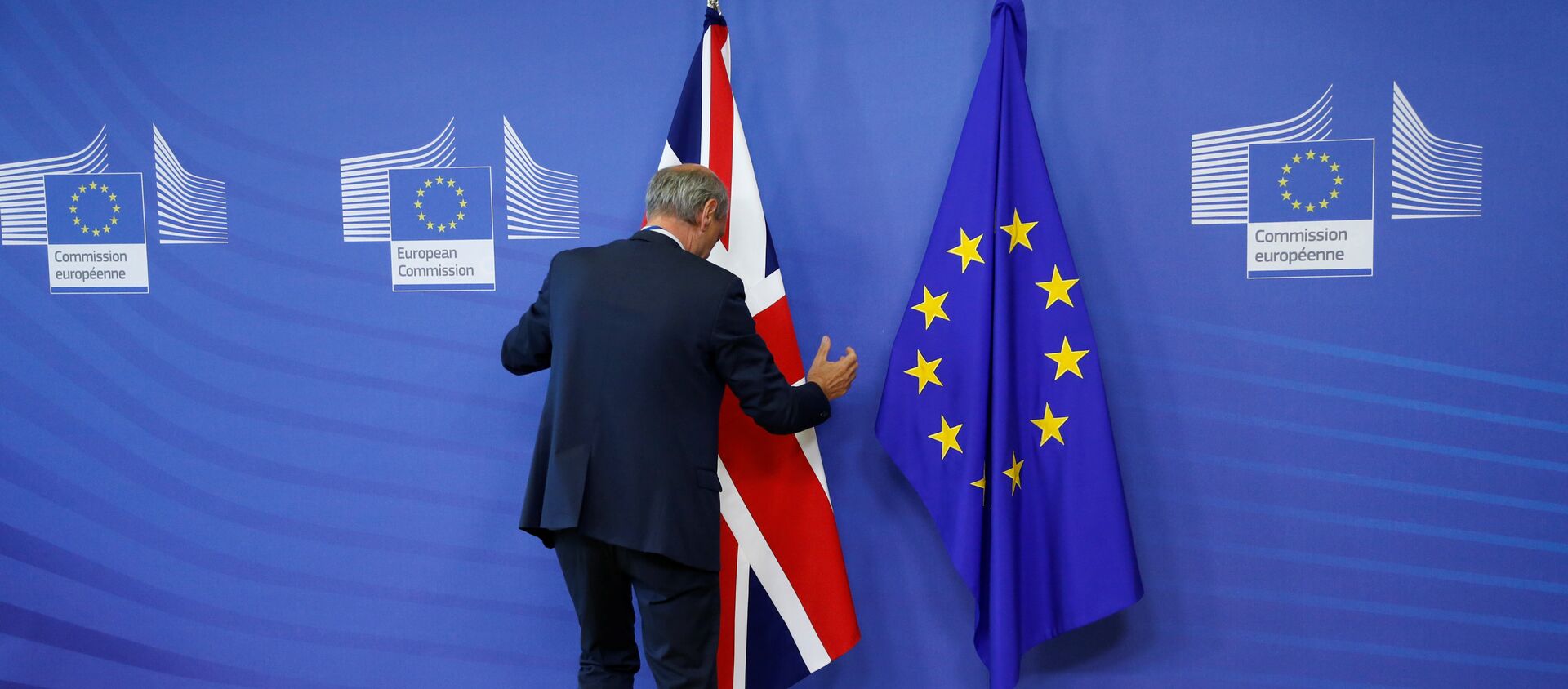 Flags are arranged at the EU headquarters as Britain and the EU launch Brexit talks in Brussels, June 19, 2017 - Sputnik International, 1920, 24.05.2020