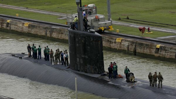 Crew members stand on top of USS Columbus (SSN-762) submarine as they sail through the Panama Canal's Miraflores Locks en route to the Pacific Ocean in Panama City, Friday, July 10, 2015 - Sputnik International
