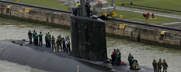 Crew members stand on top of USS Columbus (SSN-762) submarine as they sail through the Panama Canal's Miraflores Locks en route to the Pacific Ocean in Panama City, Friday, July 10, 2015 - Sputnik International