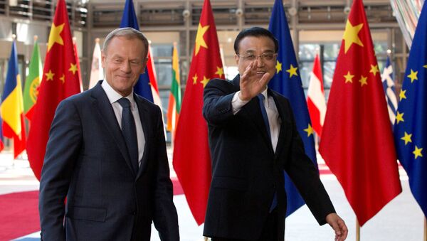 European Council President Donald Tusk and Chinese Premier Li Keqiang (R) arrive to attend a EU-China Summit in Brussels, Belgium June 2, 2017 - Sputnik International