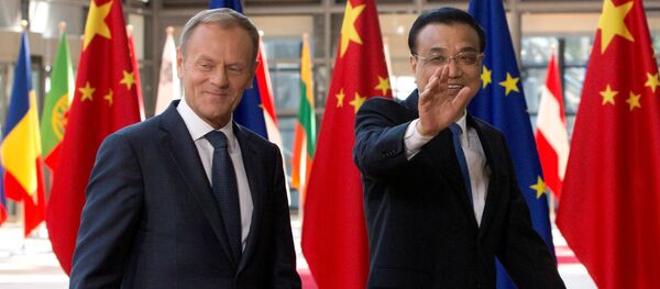 European Council President Donald Tusk and Chinese Premier Li Keqiang (R) arrive to attend a EU-China Summit in Brussels, Belgium June 2, 2017 - Sputnik International