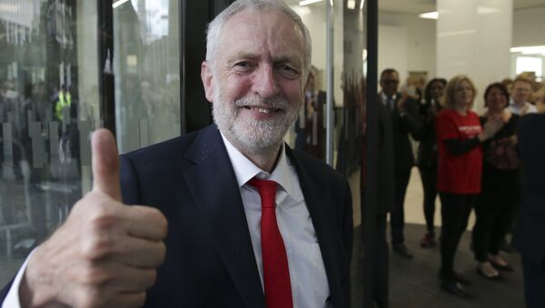 Britain's opposition Labour party Leader Jeremy Corbyn gives a thumbs up as he arrives at Labour Party headquarters in central London on June 9, 2017. - Sputnik International