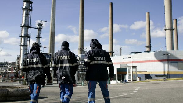 Total SA workers walk away after renewing the strike at the Feyzin refinery, central France (File) - Sputnik International