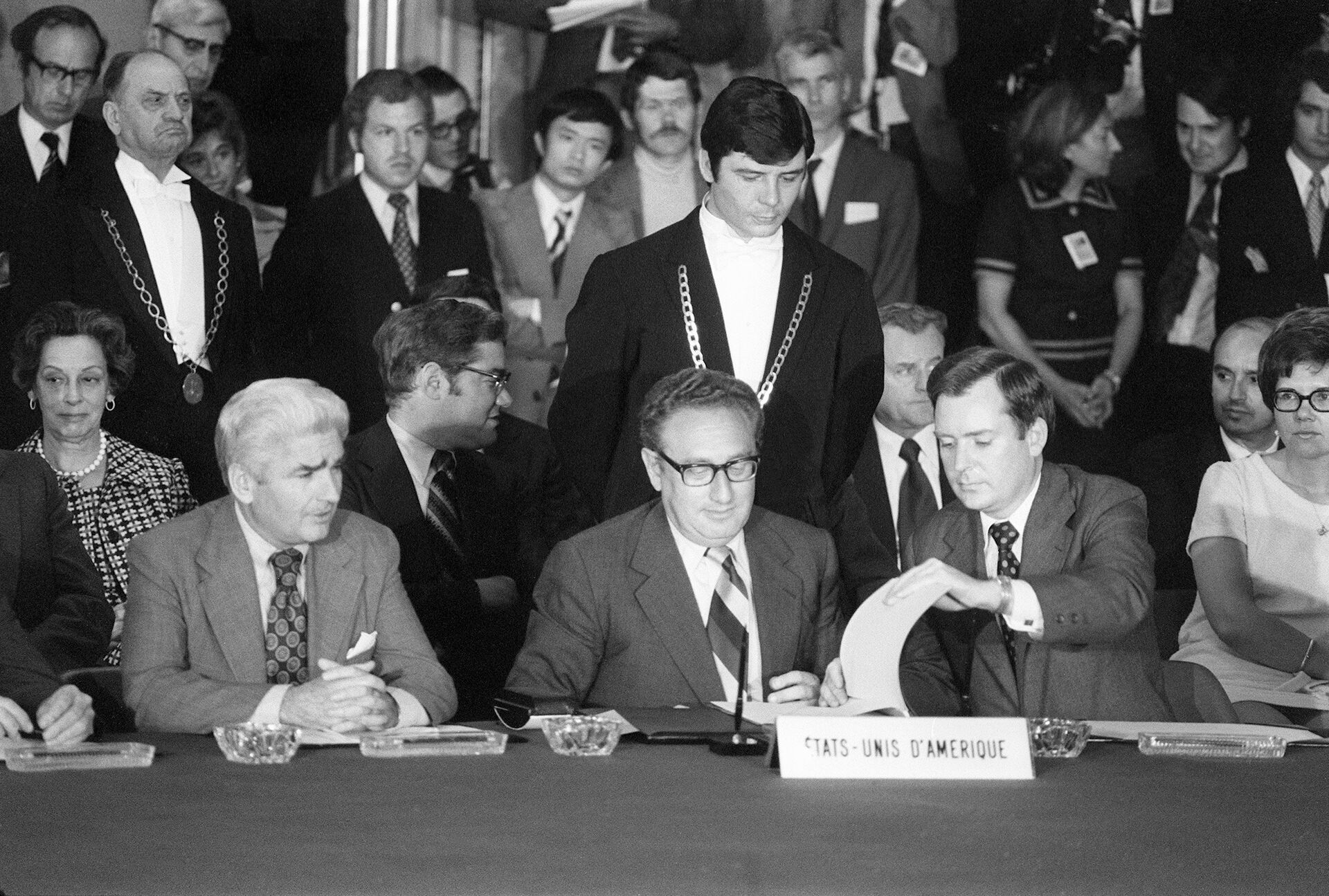 Dr. Henri Kissinger (C), US President Nixon's adviser on national security affairs, signs 13 June 1973 in Paris a ceasefire agreement bringing the Vietnam war to an end. The war ended 31 April 1975 when Saigon surrendered almost without fighting to the Viet Cong communist forces, ending the US's 15-year involvement in Vietnam.  - Sputnik International, 1920, 30.11.2023