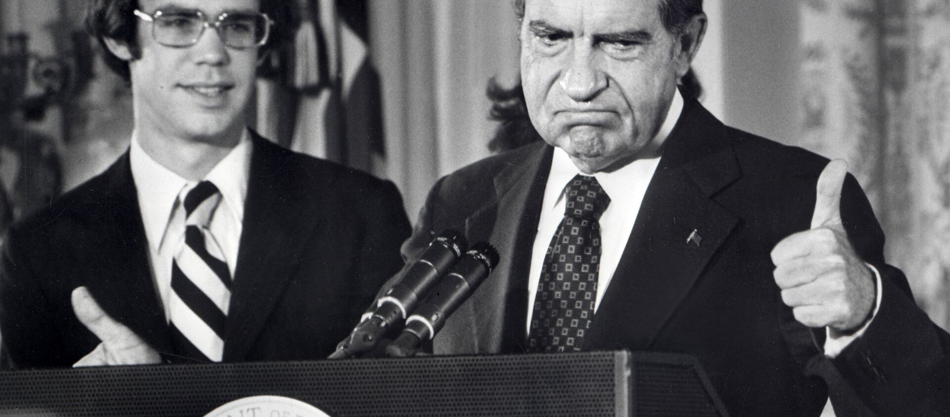 File photo dated 09 August 1974 of the 37th President of the United States, Richard Nixon, as he bids farewell to the White House staff. - Sputnik International, 1920, 23.06.2017