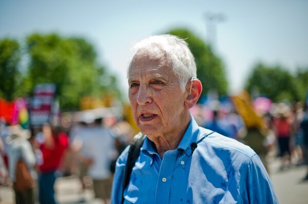 Pentagon Papers whistleblower Daniel Ellsberg attends on June 1, 2013 a demonstration in support of Wikileaks whistleblower US Army Private Bradley Manning at Fort Meade in Maryland. Pentagon Papers whistleblower Daniel Ellsberg attends on June 1, 2013 a demonstration in support of Wikileaks whistleblower US Army Private Bradley Manning at Fort Meade in Maryland. - Sputnik International