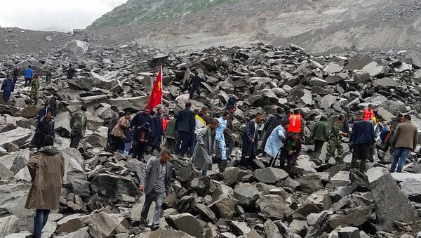 People search for survivors at the site of a landslide that destroyed some 40 households, where more than 100 people are feared to be buried, according to local media reports, in Xinmo Village, China June 24, 2017. - Sputnik International