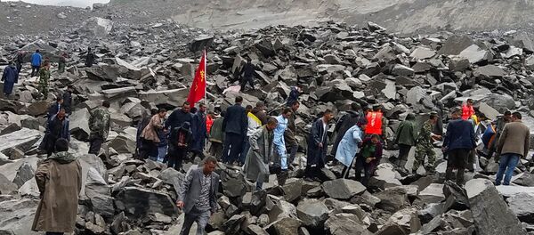 People search for survivors at the site of a landslide that destroyed some 40 households, where more than 100 people are feared to be buried, according to local media reports, in Xinmo Village, China June 24, 2017. - Sputnik International
