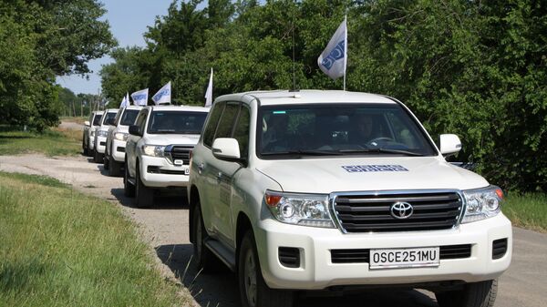A convoy of OSCE Special Monitoring Mission (SMM) vehicles during an inspection of the frontline township of Sakhanka in the self-proclaimed Donetsk People's Republic. - Sputnik International