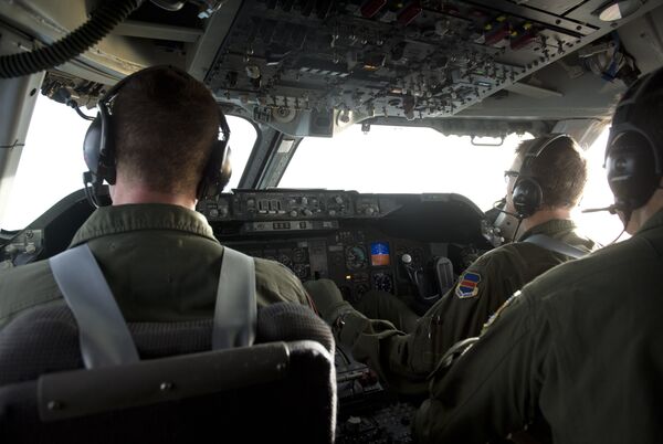 The flight crew of a Boeing E4-B airplane carrying US Secretary of Defense Leon Panetta flies the aircraft as seen from the cockpit in flight over Alaska on November 16, 2012, en route to San Francisco, California. - Sputnik International