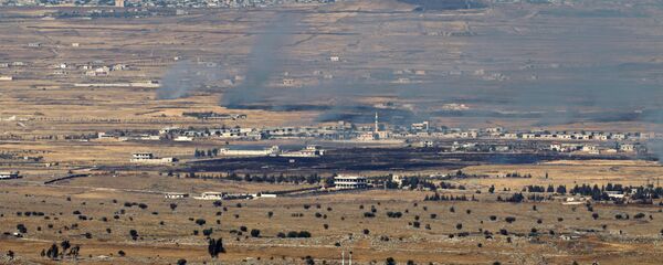Israeli-occupied Golan Heights shows smoke billowing from the Syrian side of the border - Sputnik International
