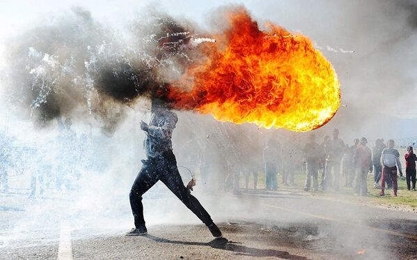 Работа южноафриканского фотографа Фандулвази Джайкло Протесты в городе Грабу  - Sputnik International