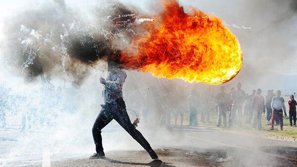 Работа южноафриканского фотографа Фандулвази Джайкло Протесты в городе Грабу  - Sputnik International