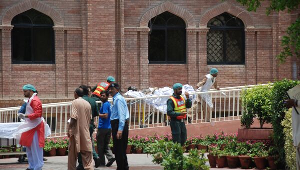 Hospital workers carry in the first victims of an oil tanker explosion in Bahawalpur at Nishtar hospital in Multan, Pakistan June 25, 2017. - Sputnik International
