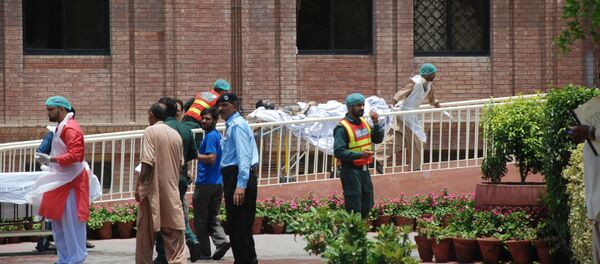 Hospital workers carry in the first victims of an oil tanker explosion in Bahawalpur at Nishtar hospital in Multan, Pakistan June 25, 2017. - Sputnik International