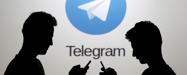 Men pose with smartphones in front of a screen showing the Telegram logo in this picture illustration November 18, 2015. - Sputnik International