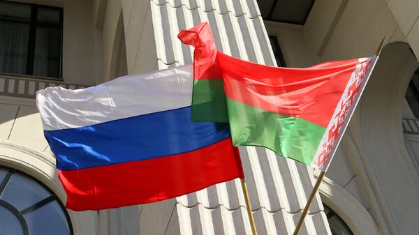 State colors of Russia and Belarus on the building of the Minsk Philharmonic. - Sputnik International