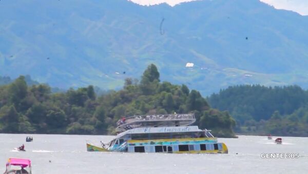 A tourist ferry sinks in the Guatape reservoir in Colombia June 25, 2017 in this still image taken from video obtained from social media. - Sputnik International