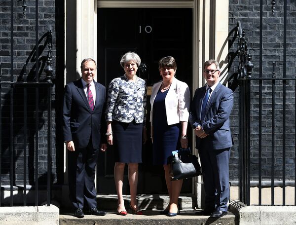 Britain's Prime Minister, Theresa May, poses for a photograph with Democratic Unionist Party (DUP) Leader Arlene Foster, Deputy Leader Nigel Dodds, and Chief Whip Jeffrey Donaldson, outside 10 Downing Street, in central London, Britain June 26, 2017. Britain's Prime Minister, Theresa May, poses for a photograph with Democratic Unionist Party (DUP) Leader Arlene Foster, Deputy Leader Nigel Dodds, and Chief Whip Jeffrey Donaldson, outside 10 Downing Street, in central London, Britain June 26, 2017. - Sputnik International
