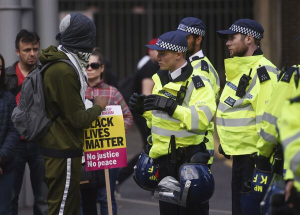 Campaigners face-off with police as they protest over the death of 25-year old young father Edir Frederico Da Costa, who died on June 21 six days after he was detained by police, in London Sunday June 25, 2017.  - Sputnik International