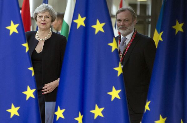 British Prime Minister Theresa May, left, and UK representative to the EU Tim Barrow arrive for an EU summit at the Europa building in Brussels on Thursday, June 22, 2017.  - Sputnik International