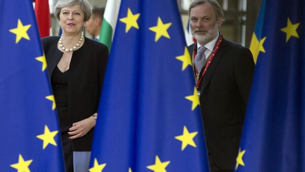 British Prime Minister Theresa May, left, and UK representative to the EU Tim Barrow arrive for an EU summit at the Europa building in Brussels on Thursday, June 22, 2017. - Sputnik International