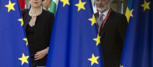 British Prime Minister Theresa May, left, and UK representative to the EU Tim Barrow arrive for an EU summit at the Europa building in Brussels on Thursday, June 22, 2017. - Sputnik International