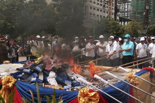 Cambodian officers burn drug during a ceremony to mark an International Day against Drug Abuse and Illicit Trafficking, in Phnom Penh, Cambodia, Monday, June 26, 2017. Cambodian officers burn drug during a ceremony to mark an International Day against Drug Abuse and Illicit Trafficking, in Phnom Penh, Cambodia, Monday, June 26, 2017. - Sputnik International