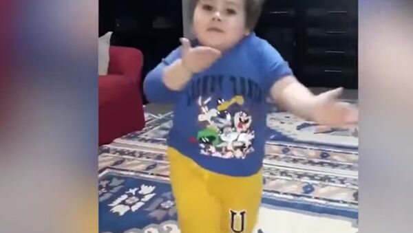 Turkish Boy does Adorable Dance Routine to Celebrate Eid - Sputnik International