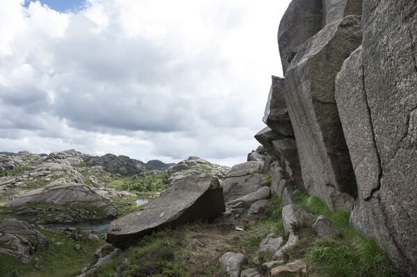 Picture taken on June 24, 2017 shows the Trollpikken rock formation in Egersund, western Norway, after it has been vandalised. Picture taken on June 24, 2017 shows the Trollpikken rock formation in Egersund, western Norway, after it has been vandalised. - Sputnik International