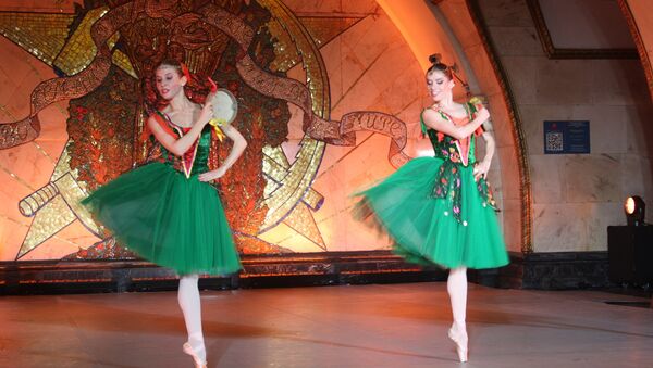 Dancers of the Kremlin Ballet perform parts of their best productions during the Russian Ballet Night at the Novoslobodskaya station of the Moscow Metro - Sputnik International