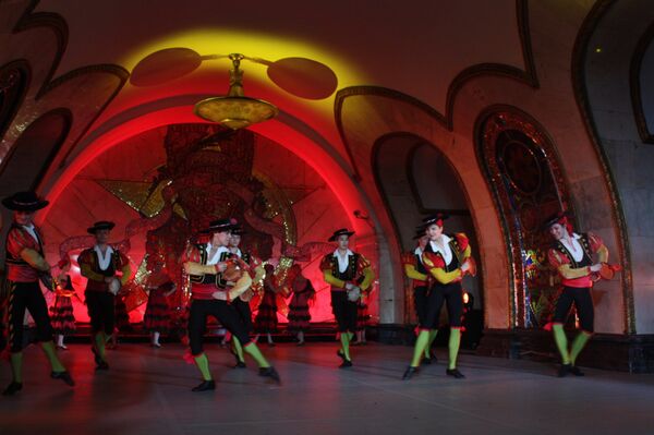 Dancers of the Kremlin Ballet perform parts of their best productions during the Russian Ballet Night at the Novoslobodskaya station of the Moscow Metro - Sputnik International