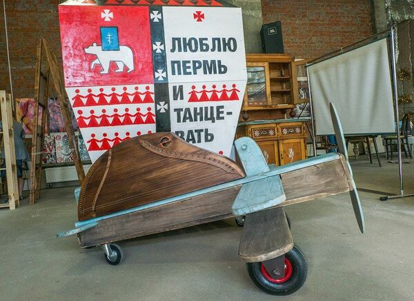 Russian gusli presented to the lead singer of popular American rock band Evanescence, Amy Lee - Sputnik International