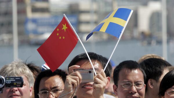 People equipped with flags and cameras greet Chinese president Hu Jintao on the arrival at Goteborg harbour to participate in the homecoming celebration of the sailing vessel Gotheborg on Saturday June 9, 2007 - Sputnik International