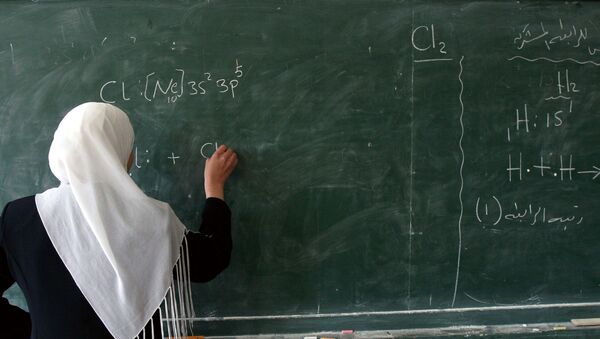 A Muslim student stands at the blackboard - Sputnik International