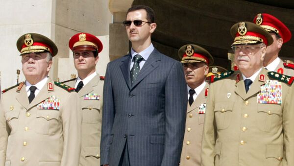 Syrian President Bashar al-Assad (C) new Defence Minister Hassan Turkmani (L) and former Defence Minister Mustafa Tlass attend a ceremony at the unknown soldier monument in Damascus, Syria October 6, 2003. - Sputnik International