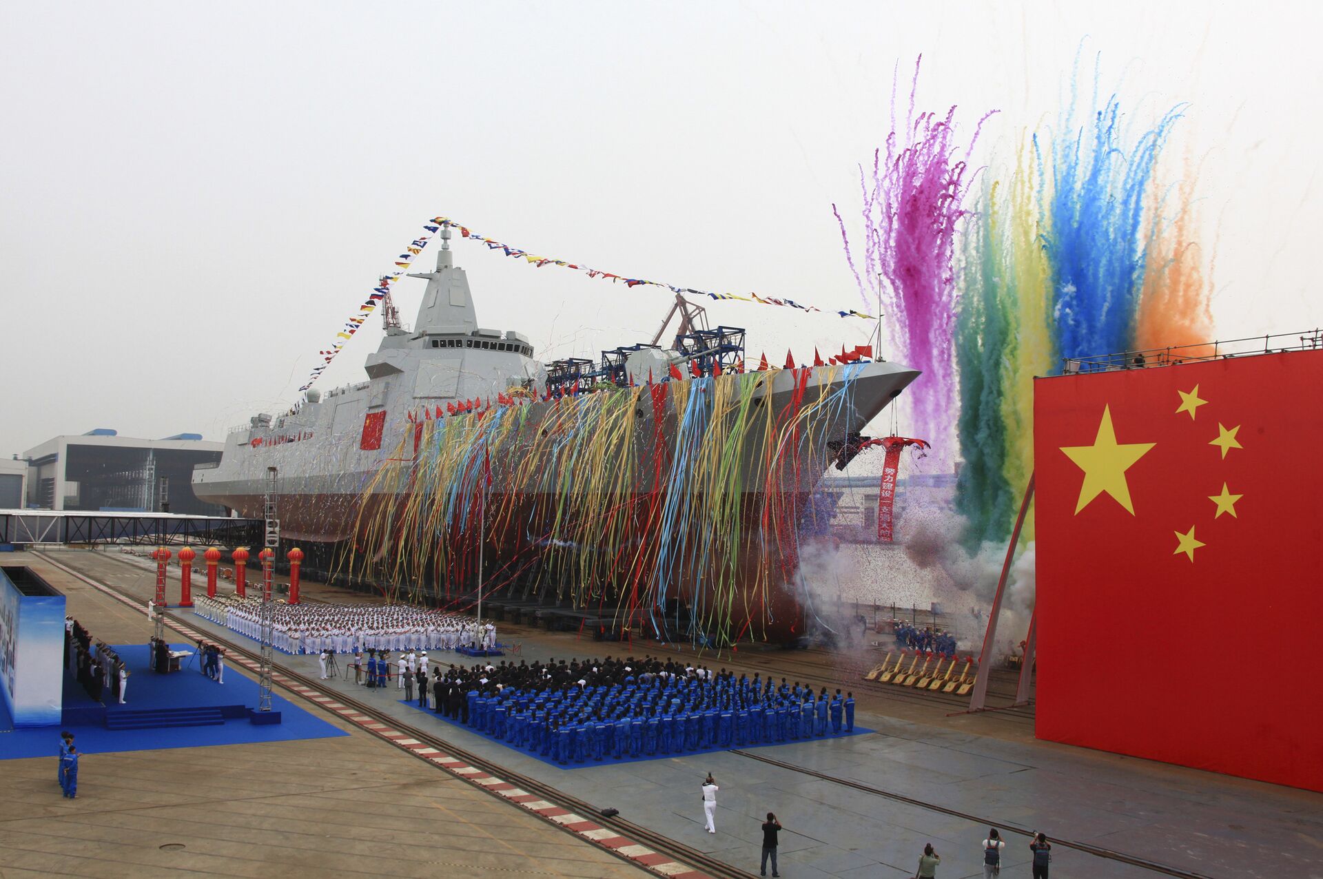 China Rolls Out One More Stealth Destroyer That ‘Dwarfs’ US’ Zumwalt-Class Ship, Report Says - Sputnik International, 1920, 09.04.2021