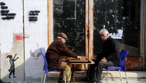 Men play backgammon in the Turkish Cypriots breakaway area at northern divided capital of Nicosia, Cyprus, Tuesday, Jan. 17, 2017. - Sputnik International
