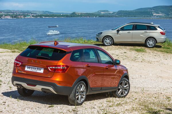 The new Lada Vesta SW Cross, foreground, and Lada Vesta SW wagons by AvtoVAZ - Sputnik International