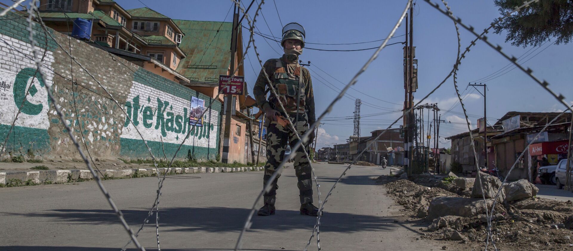An Indian paramilitary soldier stands guard during a curfew in Srinagar, Indian controlled Kashmir, Friday, June 9, 2017 - Sputnik International, 1920, 25.03.2019