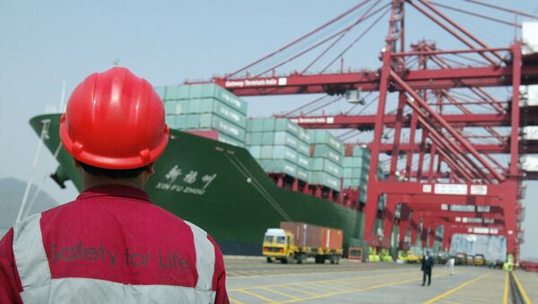 A worker watches operations at the container off-loading terminal in the Jawaharlal Nehru Port Trust (JNPT) premises in Mumbai (File) - Sputnik International