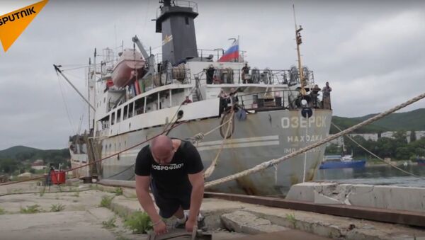 Strongman Savkin Pulls A Huge Boat - Sputnik International