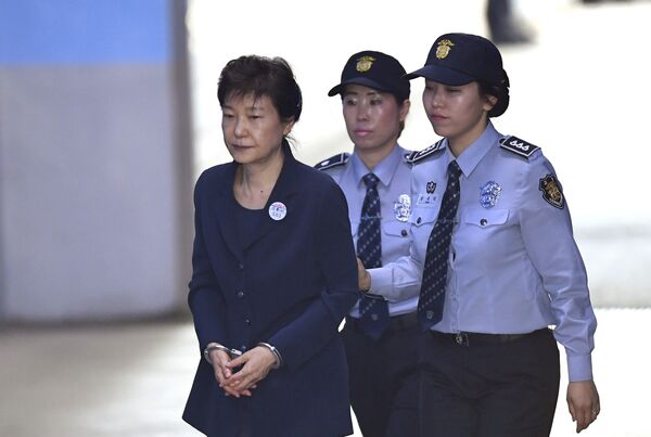 South Korean ousted leader Park Geun-hye, left, arrives for her trial at the Seoul Central District Court in Seoul Thursday, May 25, 2017 - Sputnik International