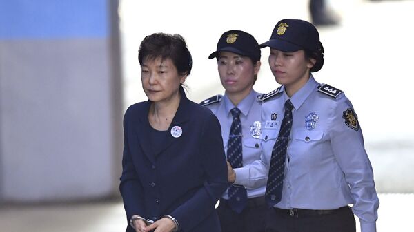South Korean ousted leader Park Geun-hye, left, arrives for her trial at the Seoul Central District Court in Seoul Thursday, May 25, 2017 - Sputnik International